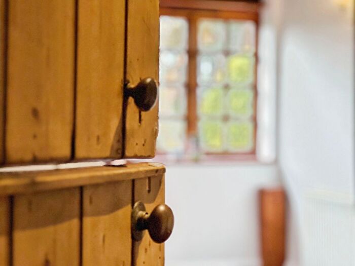 3 Bedroom Semi-Detached House For Sale In The Street, Hothfield, TN26 - Photo 11