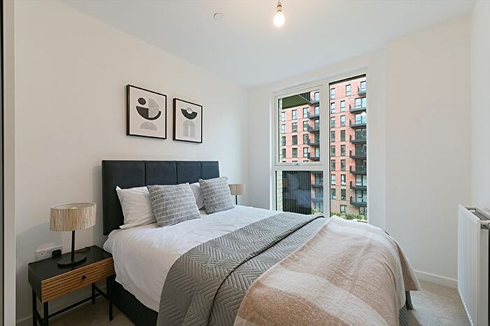 2 Bedroom Flat To Rent In Farine Avenue, Hayes, UB3