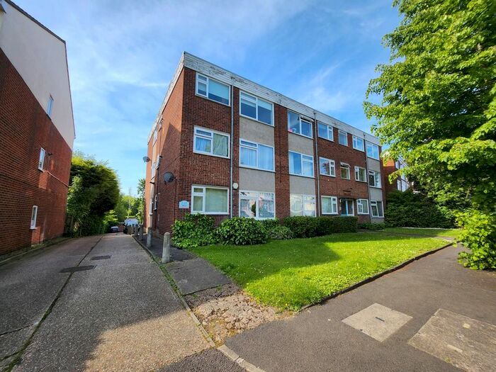 2 Bedroom Flat To Rent In Aldborough Court, Chingford Avenue, Chingford, E4