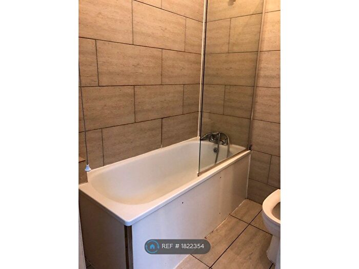 2 Bedroom Flat To Rent In Bush Road, London, SE8