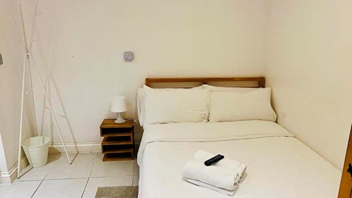 3 Bedroom Flat To Rent In Sutton Street, London, E1