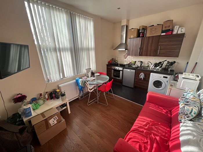 3 Bedroom Flat To Rent In Moorland Avenue, Leeds, West Yorkshire, LS6