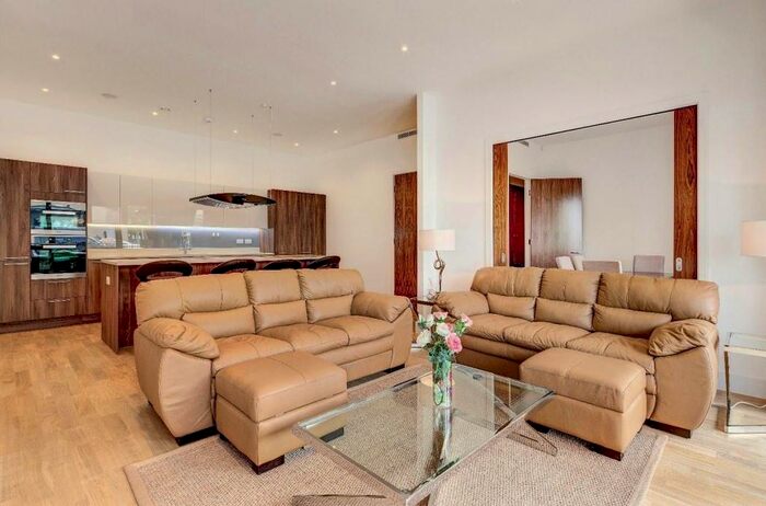 3 Bedroom Flat To Rent In Lexington Place, Golders Green, London, NW11