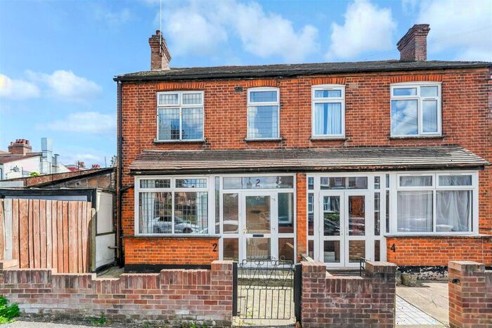 3 Bedroom Semi-Detached House To Rent In Woodland Road, North Chingford, E4