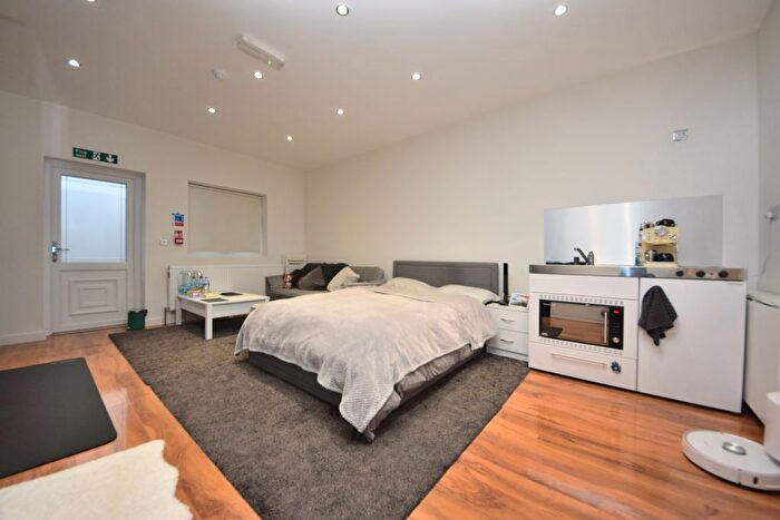 Studio To Rent In (Room Let) Longwood Gardens, Ilford, IG5