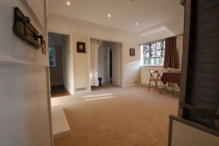 Studio To Rent In Erskine Hill, London, NW11