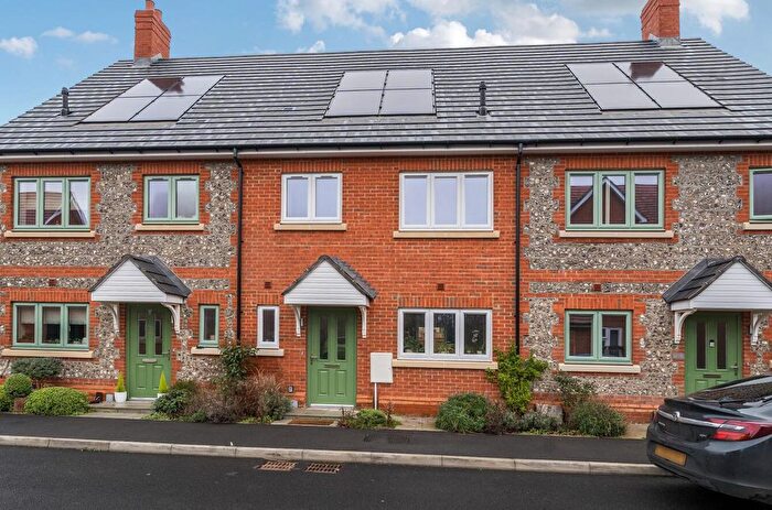 3 Bedroom Property For Sale In Lake Avenue, Mytchett, GU16