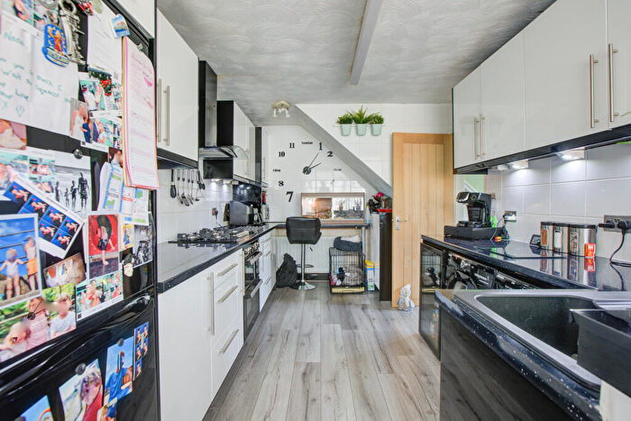 3 Bedroom Semi-Detached House For Sale In Wells Avenue, Chadderton, Oldham, OL9