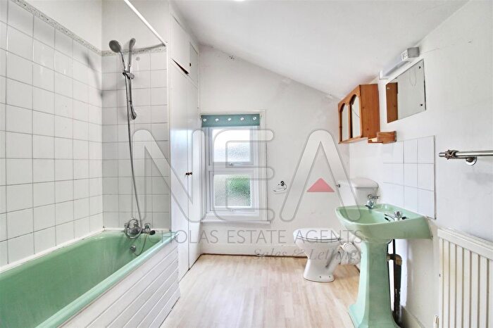 2 Bedroom Terraced House To Rent In Donnington Gardens, Reading, RG1