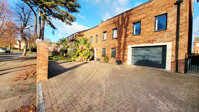 2 Bedroom Flat To Rent In Wellington Road, Enfield, EN1