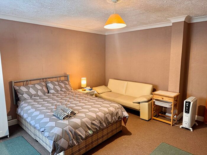 Studio To Rent In Walnut Road, Torquay, TQ2