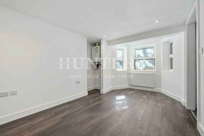 3 Bedroom Flat To Rent In Fountayne Road, London, N16