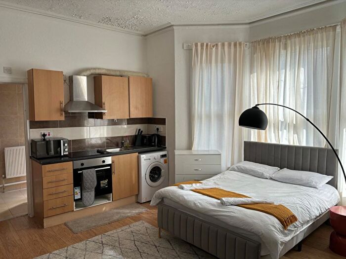 1 Bedroom Flat To Rent In Ickburgh Road, London, E5