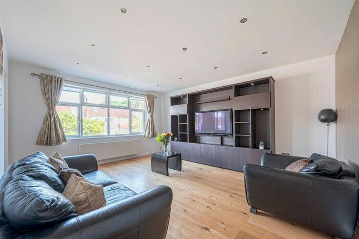 2 Bedroom Flat To Rent In Holder Hill Road, Mill Hill East, London, NW7