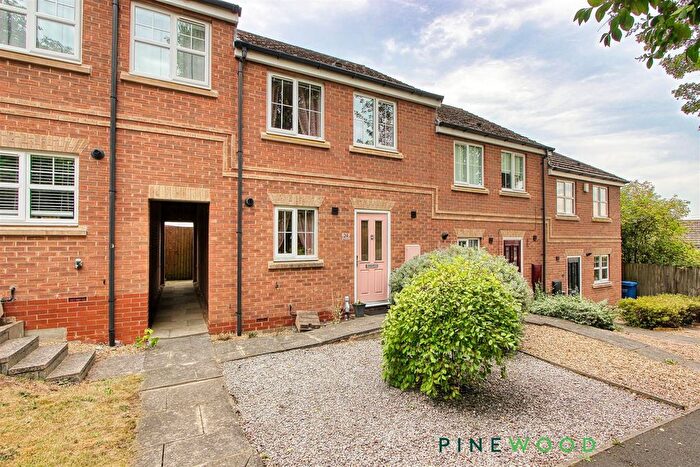 2 Bedroom Town House For Sale In Chestnut Drive, Hollingwood, Chesterfield, Derbyshire, S43
