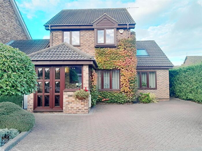 4 Bedroom Detached House For Sale In Cosgrove Close, Hayes, UB4