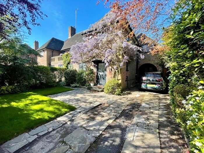 4 Bedroom Property To Rent In Raeburn Close, Hampstead Garden Suburb, NW11