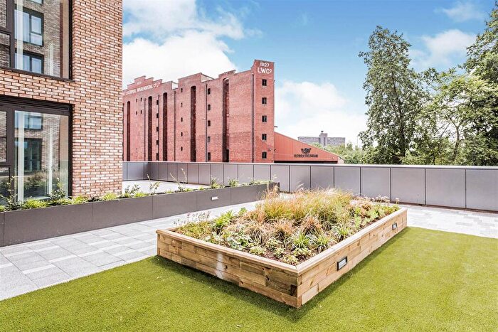 2 Bedroom Flat To Rent In Bedroom Property In Trafford Park, Manchester, M17