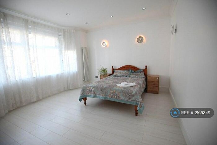 3 Bedroom Flat To Rent In Ground Floor, London, NW11