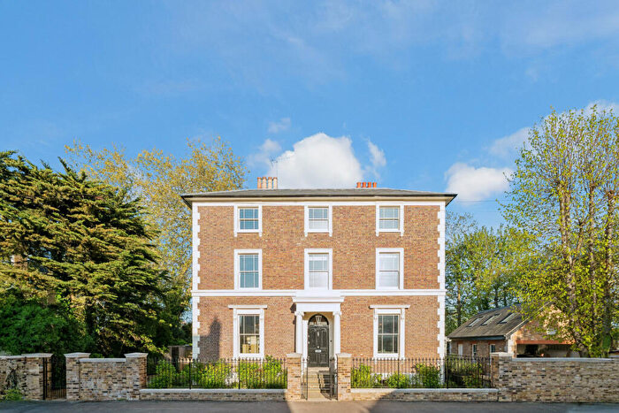 6 Bedroom Detached House For Sale In Churchfields, Broxbourne, EN10