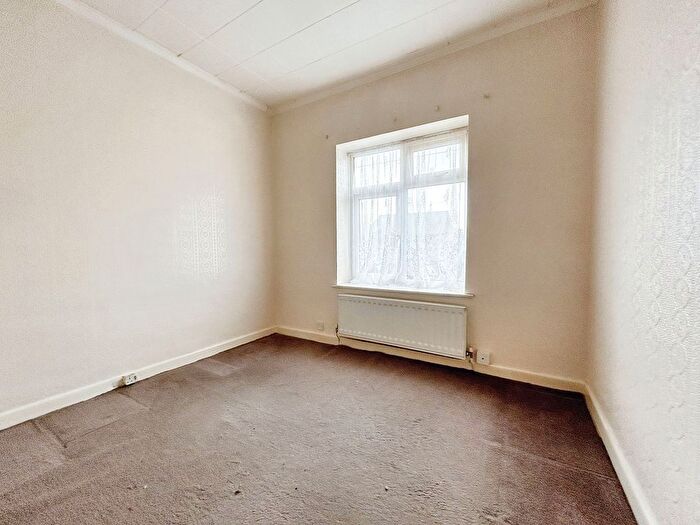 3 Bedroom Semi-Detached House For Sale In Whinfield Road, Dibden Purlieu, SO45