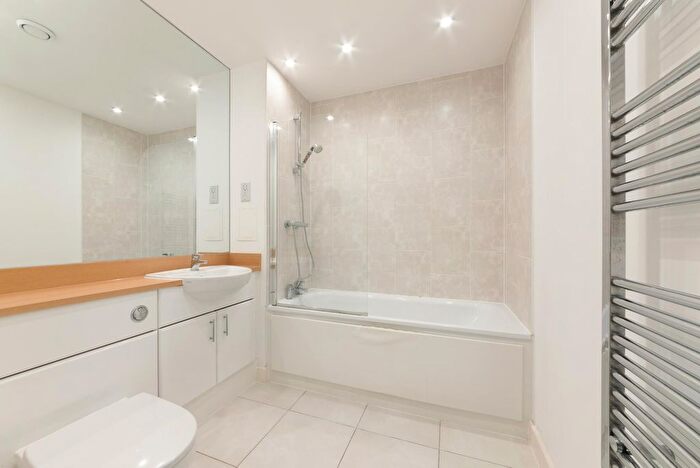 1 Bedroom Flat To Rent In Parkside Court, Waterside Park, London, E16