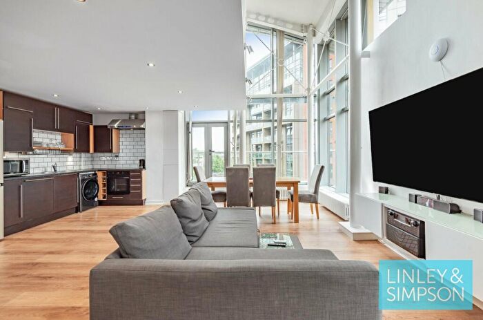 3 Bedroom Flat For Sale In Bonaire, Gotts Road, Leeds, LS12