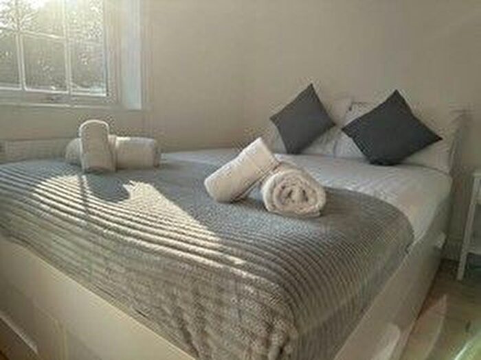 2 Bedroom Flat To Rent In Jenner Road, London, N16