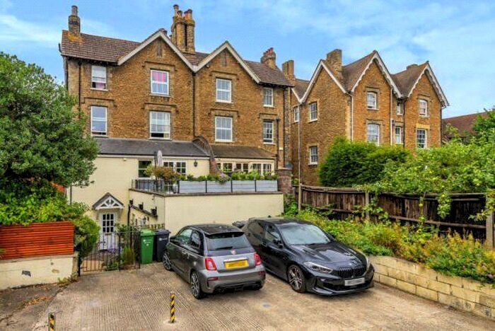 2 Bedroom Flat To Rent In Stoke Road, Guildford, Surrey, GU1