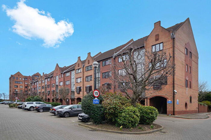 2 Bedroom Maisonette For Sale In Amsterdam Road, London, E14