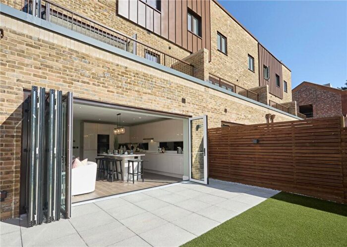 3 Bedroom End Of Terrace House For Sale In Vickers Mews, St. Albans, AL1