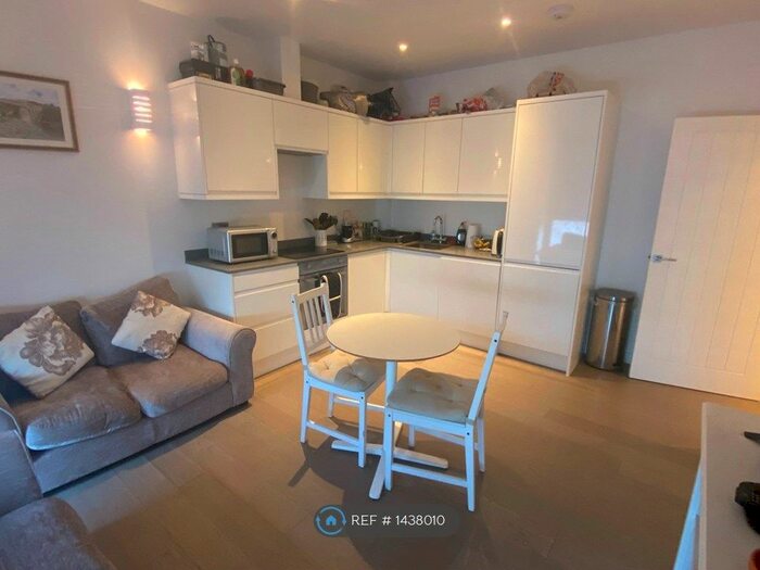 2 Bedroom Flat To Rent In Vista House, Dorking, RH4