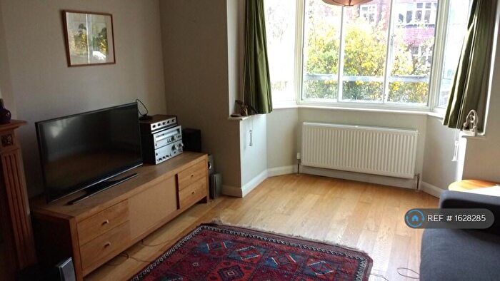 2 Bedroom Flat To Rent In Mount View Road, London, N4