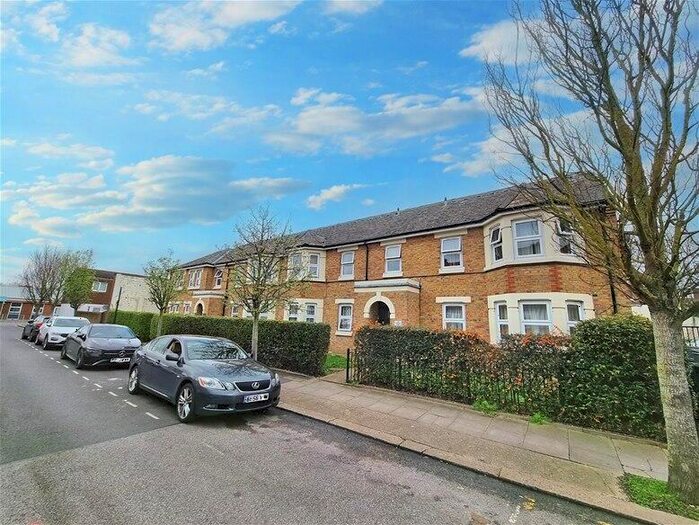 2 Bedroom Flat To Rent In Parkland Court, Maryland Park, Stratford, E15