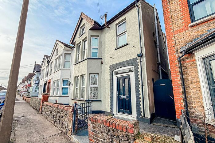 1 Bedroom Flat For Sale In Hainault Avenue, Westcliff-on-Sea, SS0
