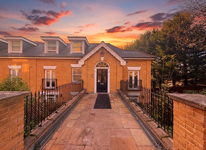 2 Bedroom Flat To Rent In Beckenham Lane, Glebe Knoll, BR2