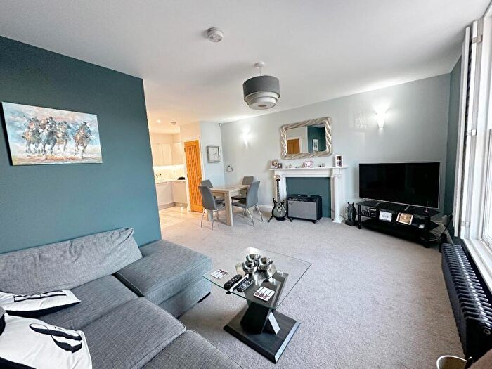 2 Bedroom Apartment For Sale In Market Place, Warwick - Superb Apartment, CV34