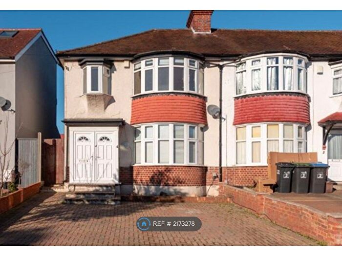 4 Bedroom Semi-Detached House To Rent In Charter Way, London, N14