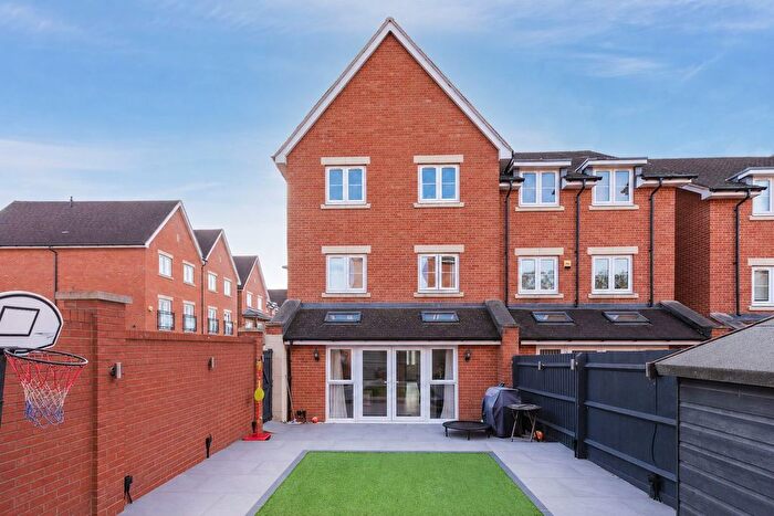 6 Bedroom Semi-Detached House For Sale In Denton Way, Langley, SL3