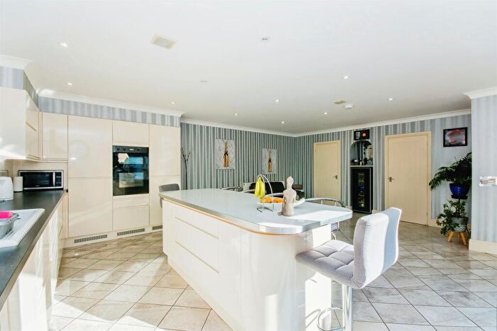 4 Bedroom Detached Bungalow For Sale In Thorpe Road, Tattershall, Lincoln, LN4