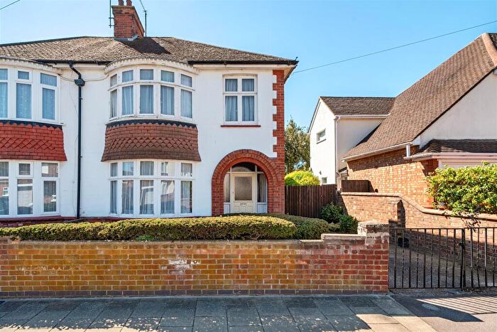 3 Bedroom Semi-Detached House For Sale In Spenser Road, Bedford, MK40