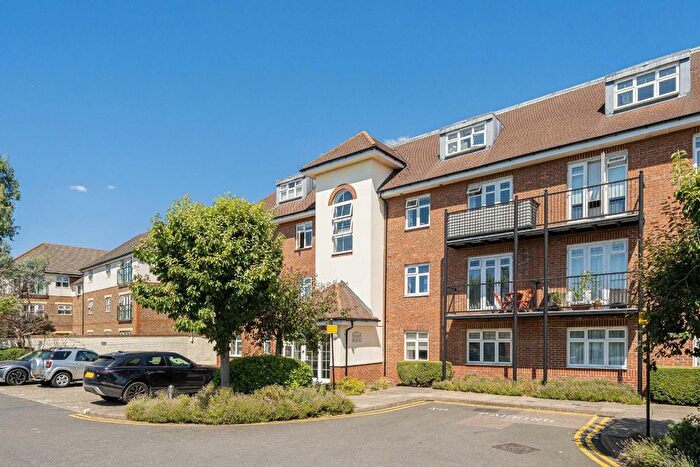 3 Bedroom Flat To Rent In Staines Road East, Sunbury-On-Thames, TW16