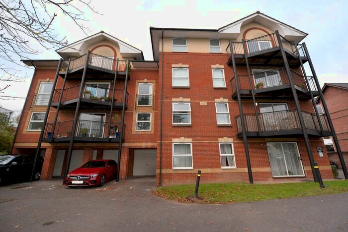 2 Bedroom Flat To Rent In Banister Gate, Archers Road, Southampton, SO15