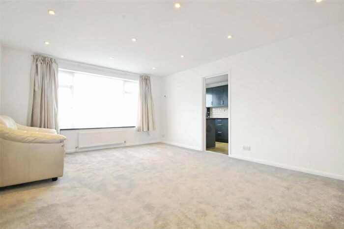 Flat To Rent In High Road, N20