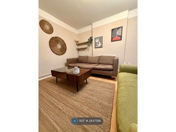 3 Bedroom Flat To Rent In Woodseer Street, London, E1