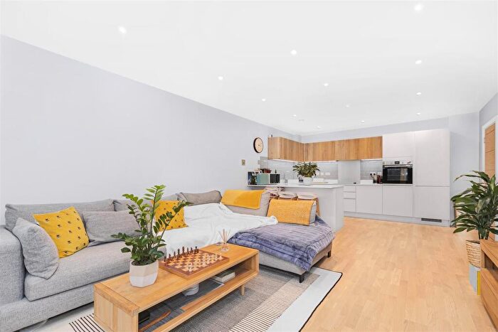 2 Bedroom Flat To Rent In Riverside, View Temple Street, Keynsham, BS31