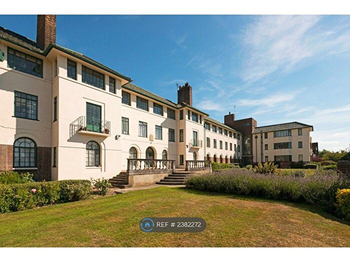 2 Bedroom Flat To Rent In The Pantiles, London, NW11