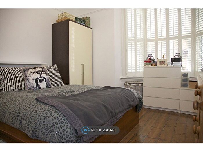 2 Bedroom Flat To Rent In Tabor Grove, London, SW19