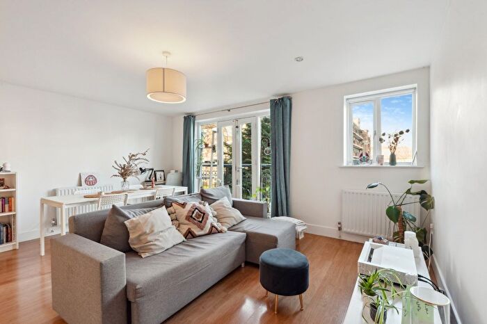 2 Bedroom Flat For Sale In Larkhall Lane, Clapham, SW4