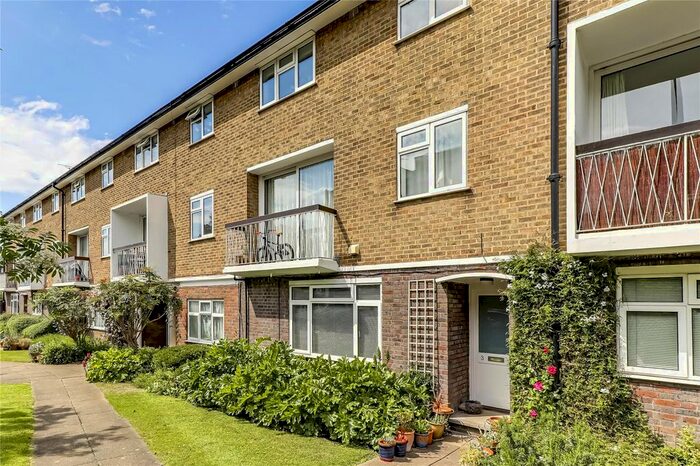 3 Bedroom Flat To Rent In The Copse, Fortis Green, N2